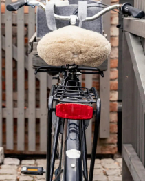 Sattelbezug fr Fahrrad aus weichem Schaffell mit Gummizug um die ffnung. in der Gruppe Andere Wollprodukte bei Ullbdden AB (231020)