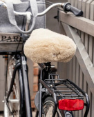 Sattelbezug fr Fahrrad aus weichem Schaffell mit Gummizug um die ffnung.